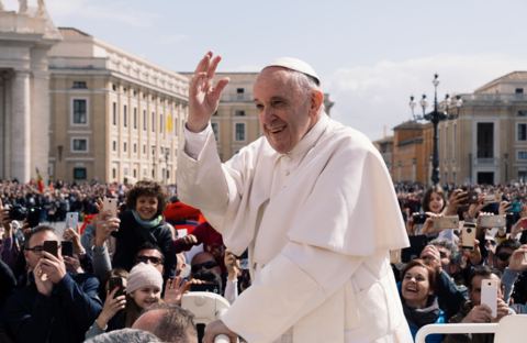 Papst vereinigt Weltelite für globalen Bildungspakt