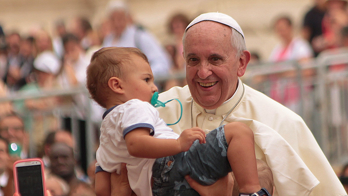 papst-franziskus-kindersegnung