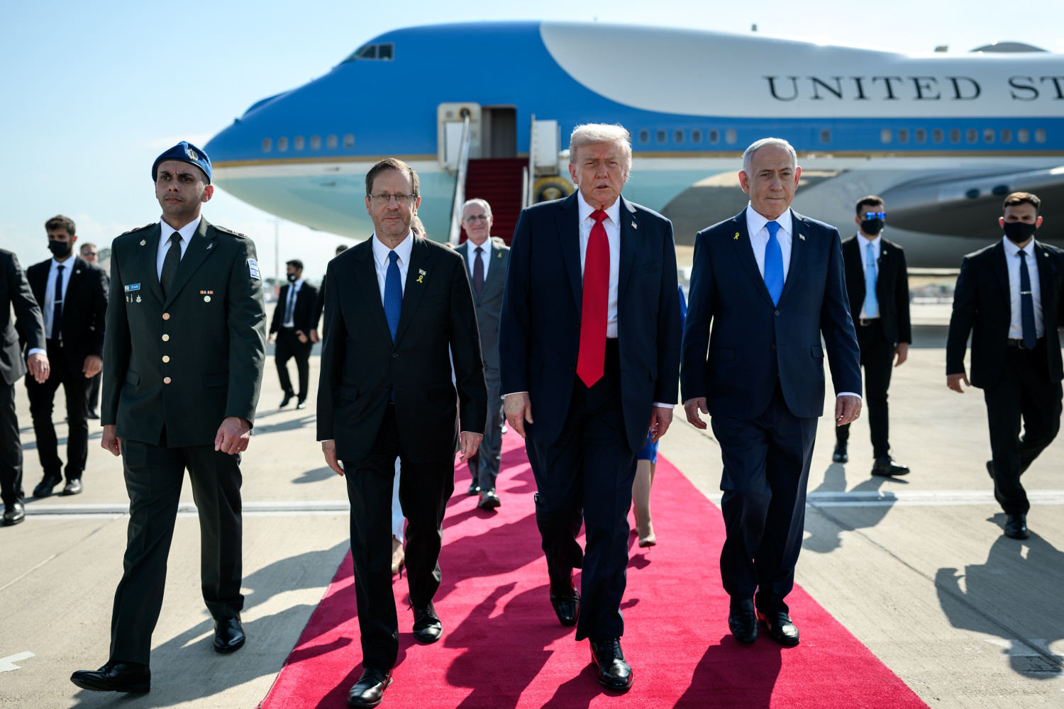 President_Donald_Trump_is_greeted_by_Israeli_Prime_Minister_Benjamin_Netanyahu_and_others_after_disembarking_Air_Force_One_at_Ben_Gurion_International_Airport_(54855297376)